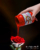 مادر رنگ نیم پلاستیک قرمز عارف شیمی - قوطی رنگ قرمز در دست روی گل رز ریخته میشود